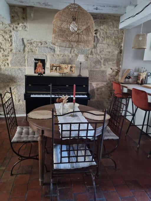 Charmante Maison Ancienne Avec Cour 알랑송 외부 사진