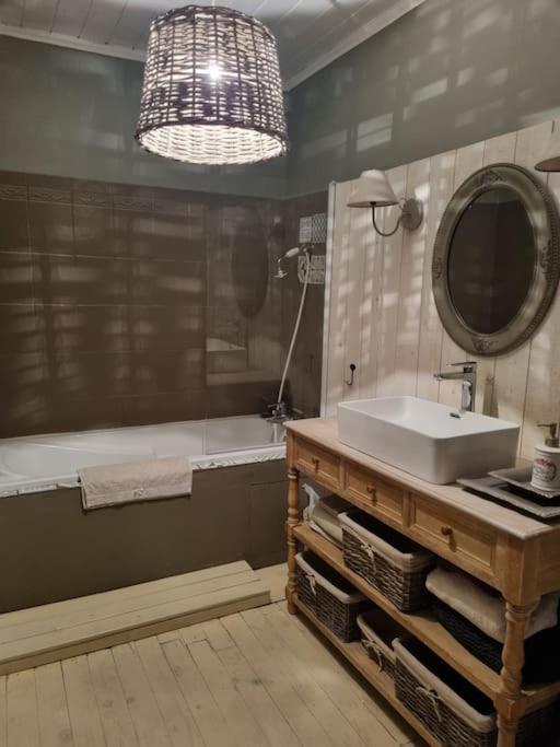 Charmante Maison Ancienne Avec Cour 알랑송 외부 사진